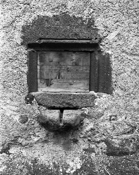 Détail d'une ouverture surmontant une pierre d'évier (ferme AB 18, aux Tavernes, Ceyssat).