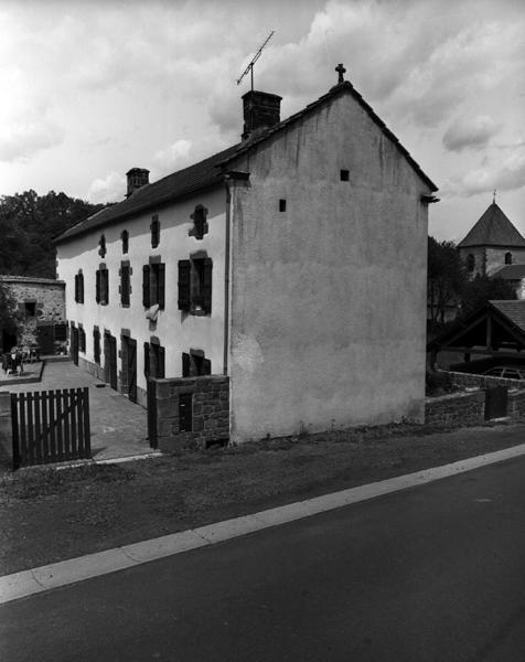 Vue générale d'un logis de ferme, à Mazaye-Basse (C2 662)