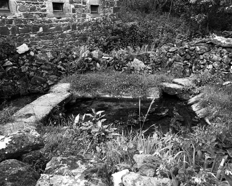 Vue d'une fontaine à Mazaye-Basse