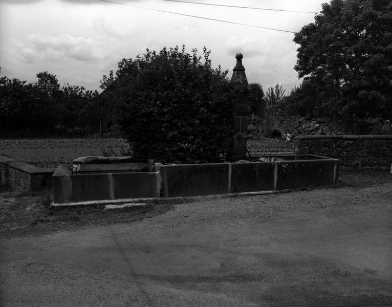 Vue générale d'une fontaine-abreuvoir et lavoir au Grand-Chambois