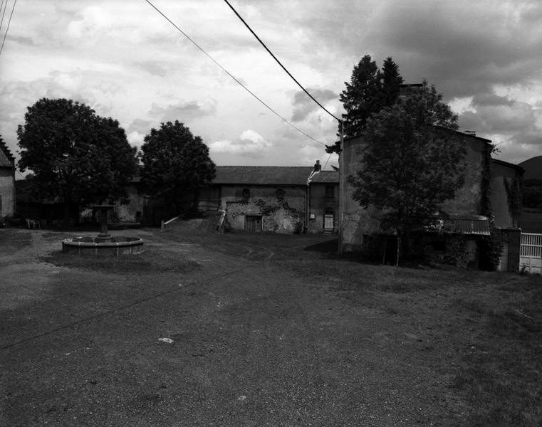 Vue générale d'un ancien domaine, au Grand-Chambois (ZH 68)
