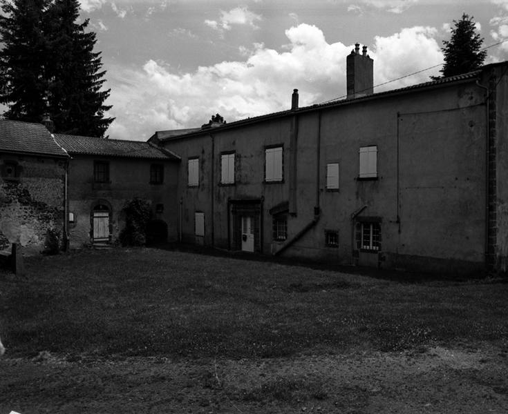 Vue générale d'un ancien domaine, au Grand-Chambois (ZH 68) : la maison, reconstruite après la Révolution.