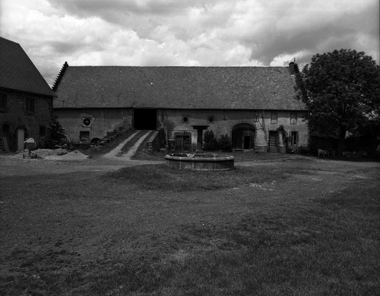 Vue générale d'un ancien domaine, au Grand-Chambois (ZH 68) : la grange-étable, reconvertie en maison-bloc.