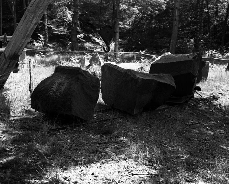 Détail de blocs d'andésite, dans le site de l'ancienne carrière du Bois des Amontées.
