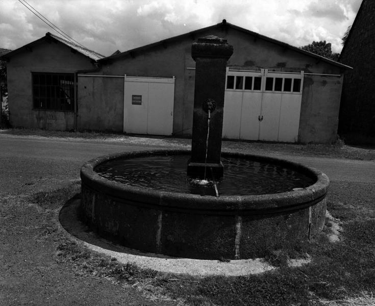 Vue générale d'une fontaine au Petit-Chambois
