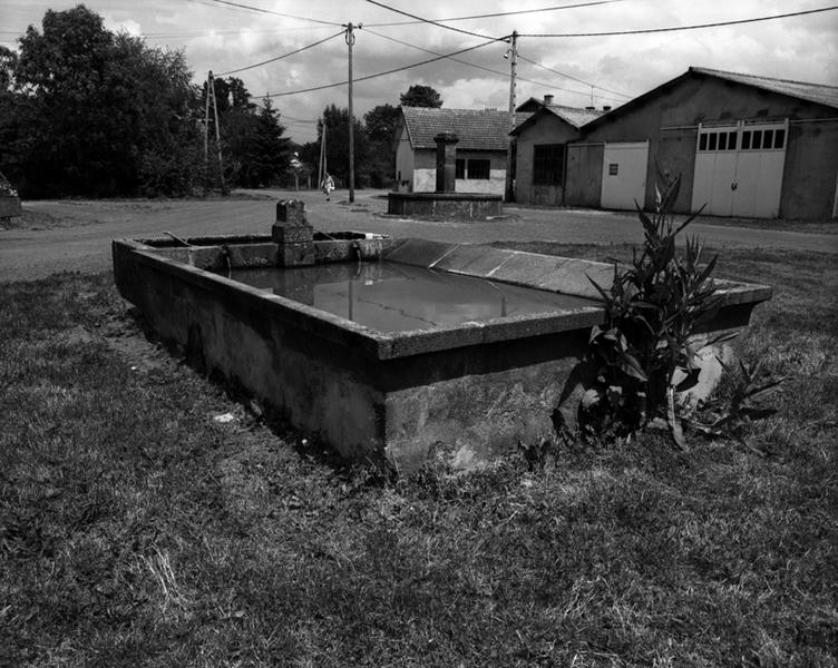 Vue d'une fontaine-abreuvoir et d'un lavoir au Petit-Chambois