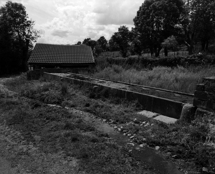 Vue générale d'une fontaine-abreuvoir à Coheix