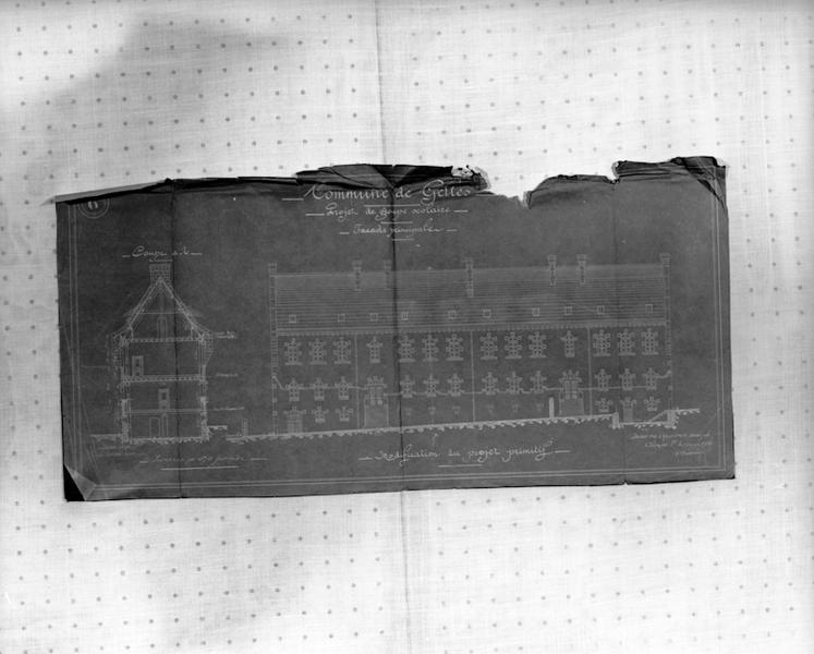 Commune de Gelles - Projet de groupe scolaire - Façade principale. Coupe ab.