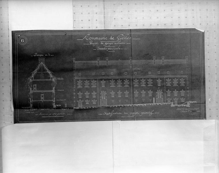 Commune de Gelles - Projet de groupe scolaire - Façade principale. Coupe ab.
