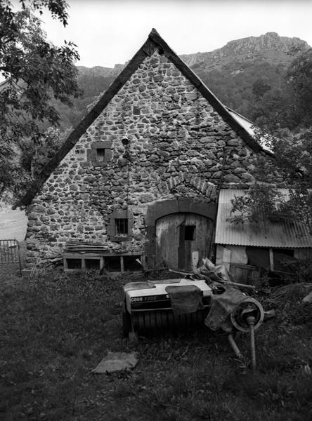 Vue d'un pignon de ferme avec entrée de l'étable (Les Courts)