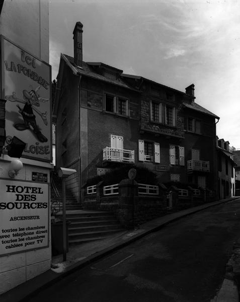 Le Mont-Dore, rue Marie-Thérèse : petit immeuble dont les éléments de décor évoquent une villa de style régionaliste.