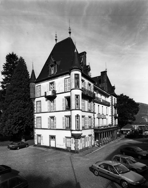 Le Mont-Dore : vue générale du Grand Hôtel, un des premiers de cette importance construit dans la station. Exemple d'hôtel conçu comme un petit château.