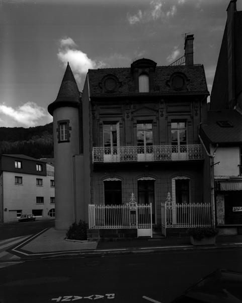 Le Mont-Dore, Villa Mascarel : sa façade présente de nombreux éléments de décor sculptés empruntés au vocabulaire architectural savant.
