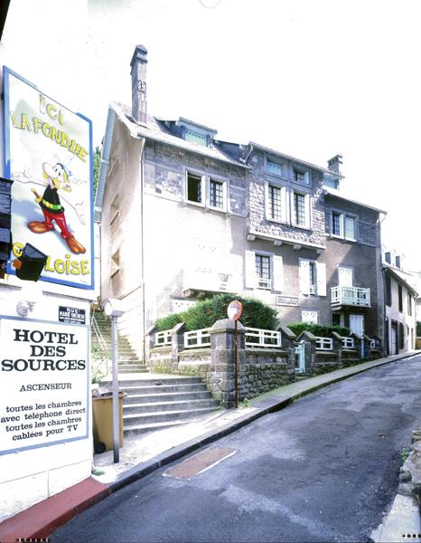Le Mont-Dore, rue Marie-Thérèse : petit immeuble dont les éléments de décor évoquent une villa de style régionaliste.