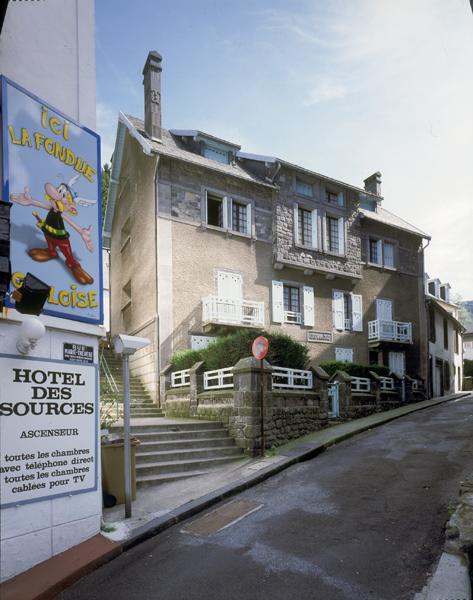 Le Mont-Dore, rue Marie-Thérèse : petit immeuble dont les éléments de décor évoquent une villa de style régionaliste.