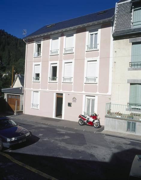 Le Mont-Dore, rue Pasteur : exemple d'immeuble du 2e quart du XXe siècle.