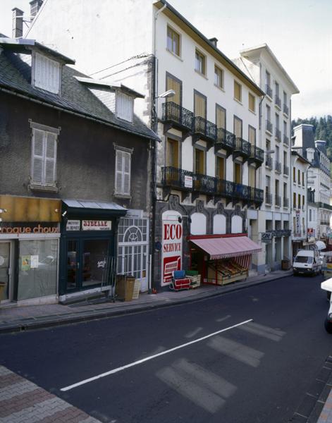 Le Mont-Dore, rue du capitaine-Chazotte : exemple d'immeuble sur commerce représentatif des constructions urbaines du canton.