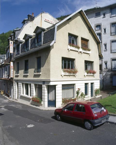 Le Mont-Dore, maison rue Lavialle : maison de bourg en bout d'îlot, construite comme une maison indépendante.