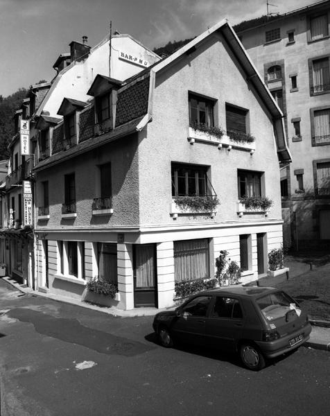 Le Mont-Dore, maison rue Lavialle : maison de bourg en bout d'îlot, construite comme une maison indépendante.