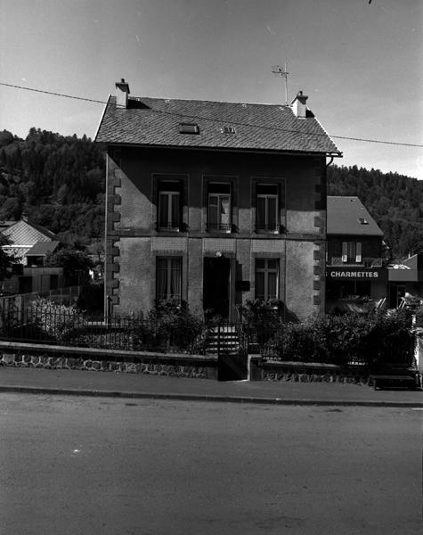 Le Mont-Dore, maison Les Eglantiers : maison indépendante sur sa parcelle, mais aux caractéristiques proches des maisons de bourg et des petits immeubles.