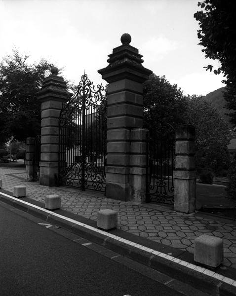 Le Mont-Dore, avenue de la Libération : portail d'entrée d'une propriété (détruite).