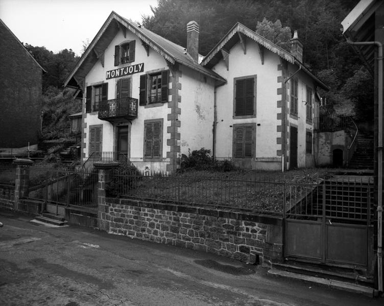Le Mont-Dore, immeuble Montjoly : exemple d'immeuble empruntant son style à celui des villas régionalistes.