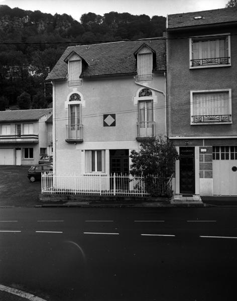 Le Mont-Dore, maison avenue de La Bourboule : maison de bourg présentant quelques éléments de décor évocateurs de l'architecture plus élaborée des villas.