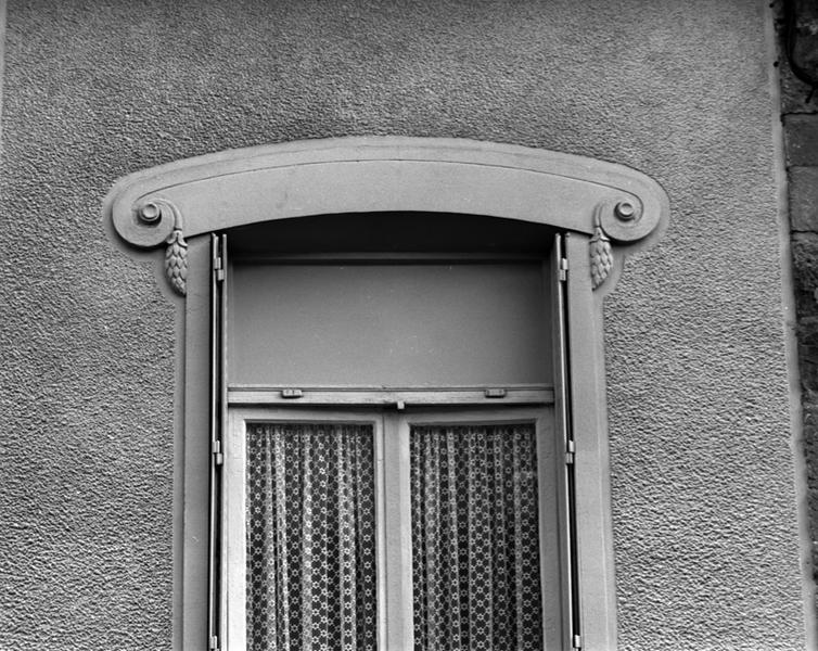 Le Mont-Dore, avenue de Clermont : détail d'une fenêtre