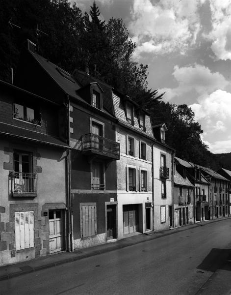 Le Mont-Dore, immeubles de l'avenue du Général-Leclerc : exemples de petits immeubles à une ou deux travées caractéristiques des constructions montdoriennes de la fin du XIXe et du début du XXe siècle.