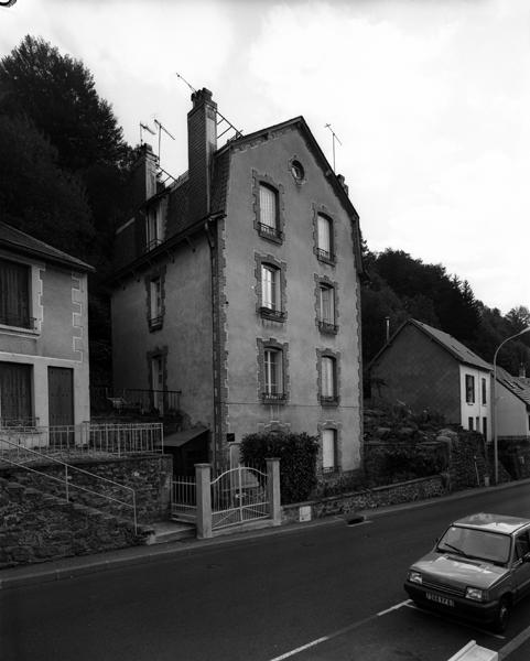 Le Mont-Dore, maison avenue de Clermont : maison de bourg dont la taille évoque un immeuble indépendant.