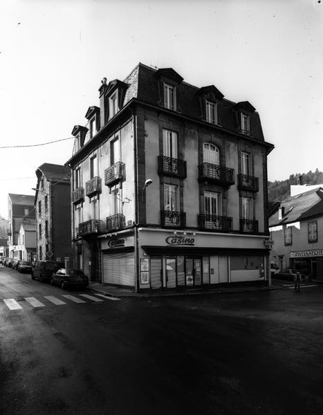 Le Mont-Dore, Villa Saint-Jean : immeuble de bout d'îlot, sur commerce, représentatif des immeubles fin XIXe-début XXe siècle des villes du canton.