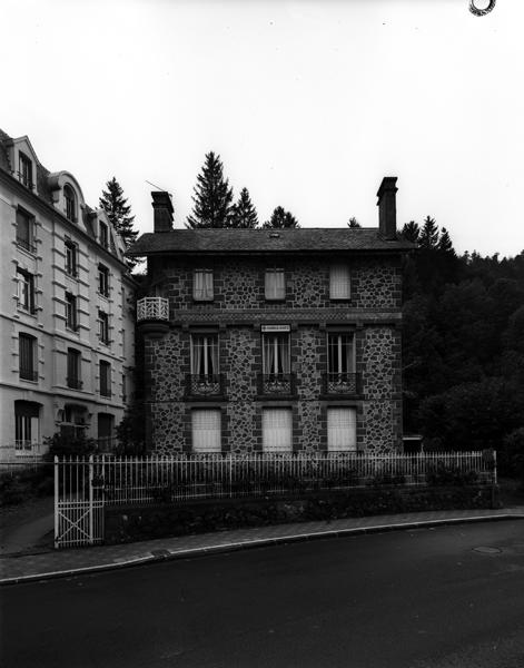 Le Mont-Dore, immeuble Mon Abri : exemple d'immeuble empruntant aux maisons le style régionaliste.