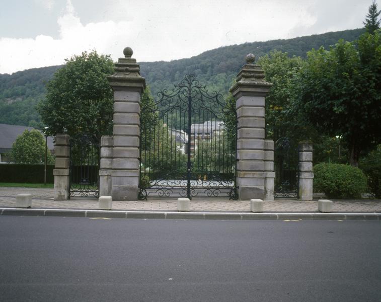 Le Mont-Dore, avenue de la Libération : portail d'entrée d'une propriété (détruite).