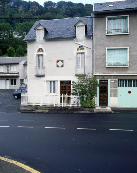 Le Mont-Dore, maison avenue de La Bourboule : maison de bourg présentant quelques éléments de décor évocateurs de l'architecture plus élaborée des villas.