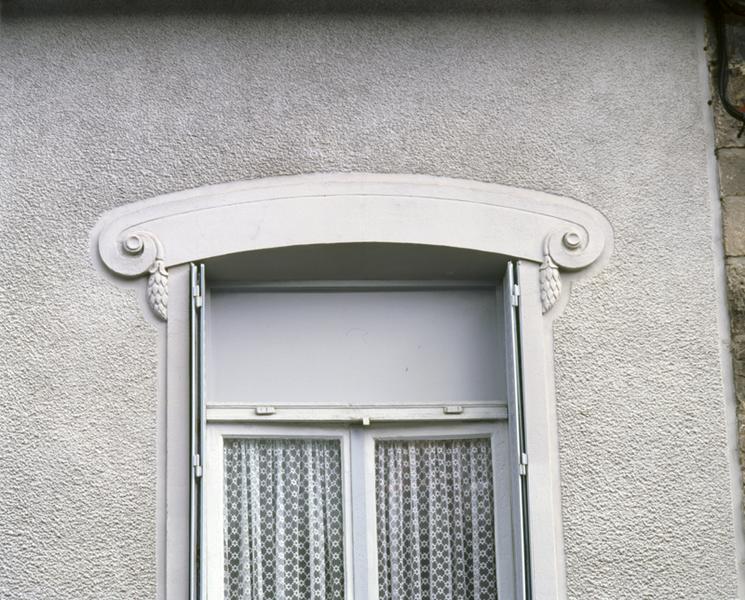 Le Mont-Dore, avenue de Clermont : détail d'une fenêtre