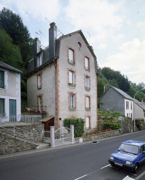 Le Mont-Dore, maison avenue de Clermont : maison de bourg dont la taille évoque un immeuble indépendant.