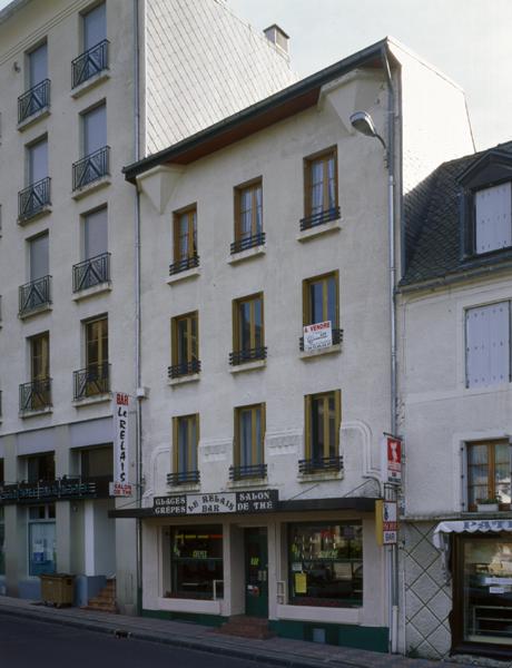 Le Mont-Dore, rue du capitaine-Chazotte : exemple d'immeuble sur commerce dont la façade sur rue a été refaite au cours du 2e quart du XXe siècle.