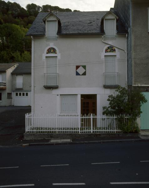 Le Mont-Dore, maison avenue de La Bourboule : maison de bourg présentant quelques éléments de décor évocateurs de l'architecture plus élaborée des villas.
