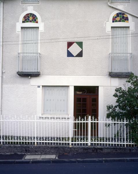 Le Mont-Dore, maison avenue de La Bourboule : maison de bourg présentant quelques éléments de décor évocateurs de l'architecture plus élaborée des villas.