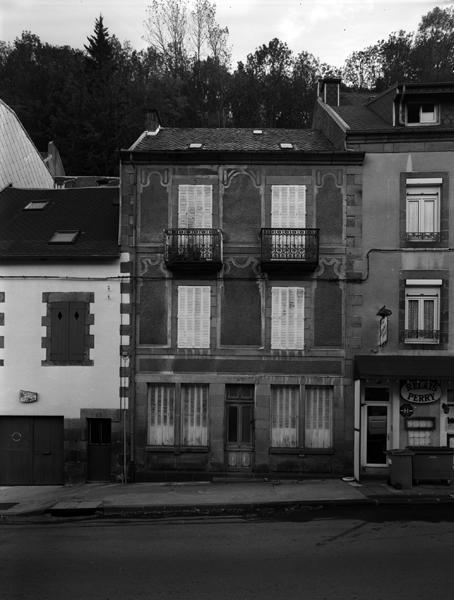 Le Mont-Dore, immeuble avenue des Belges : exemple de petit immeuble représentatif des constructions urbaines du canton.