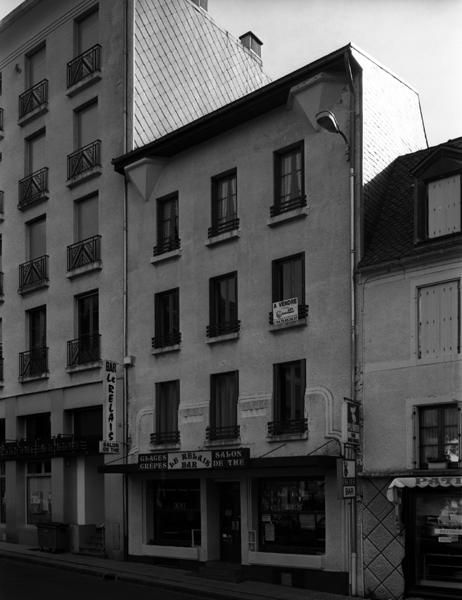 Le Mont-Dore, rue du Capitaine-Chazotte : exemple d'immeuble sur commerce dont la façade sur rue a été refaite au cours du 2e quart du XXe siècle.