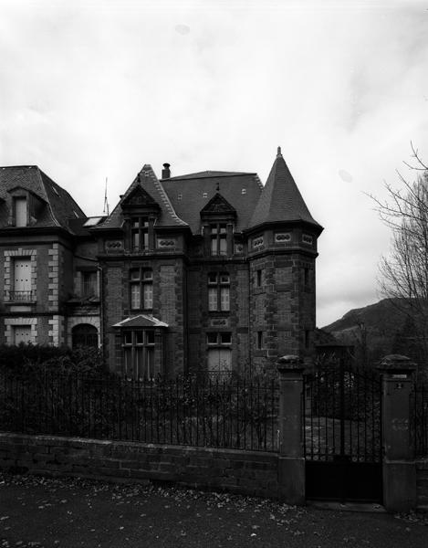 Le Mont-Dore, Villa Joal : sa façade mêle références à la Renaissance et éléments de décor pittoresques.