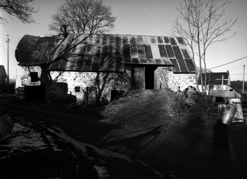 Vue de trois-quarts de la façade postérieure