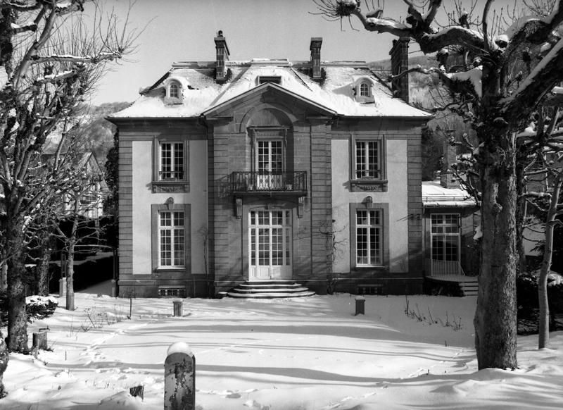 Le Mont-Dore, Villa Perpère : les éléments de décor des façades se réfèrent au style néo-classique.