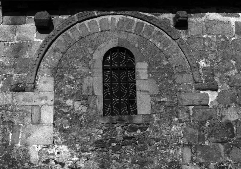 Vue de détail de l'ancienne porte de l'église qui ouvrait à l'origine dans le mur gouttereau sud