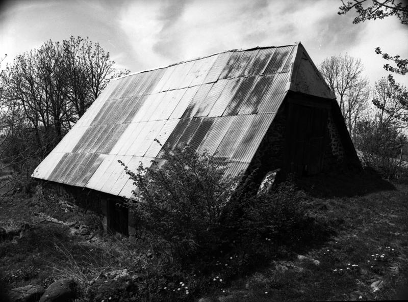 Vue de trois-quarts de la grange étable