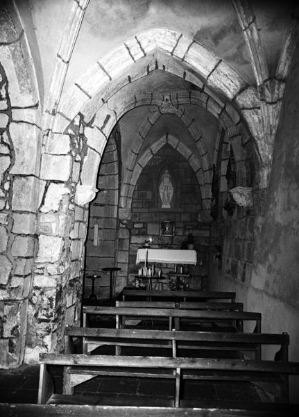 Vue de la 1ère travée du bas côté sud. L'arrachement du mur de la chapelle primitive se voit dans l'appareil du pilier de la nef