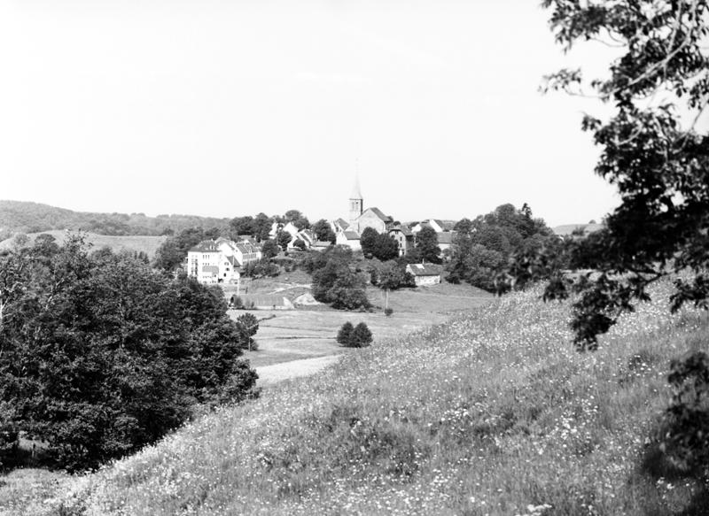 Le village de Chastreix vu de l'est depuis le Mont