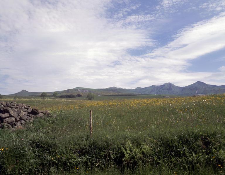 Vue générale de la montagne de Bladanet depuis le hameau de Meynial. Certaines fermes, situées en bordure du cirque de la Fontaine Salée, étaient habitées toute l'année malgré l'isolement et l'altitude.