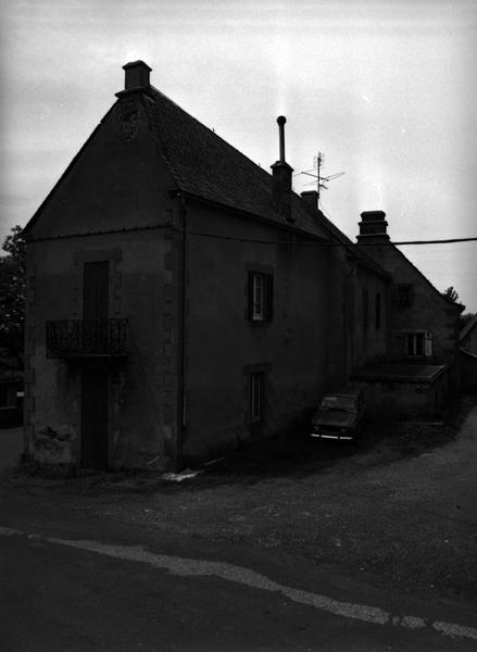 Vue de trois-quarts de la façade postérieure
